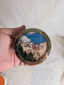 lot 1501 image: Mount Rushmore Souvenir Music Box&nbsp
