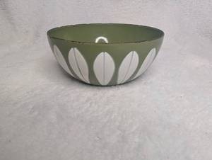 lot 1503 image: Ceramic Bowl with Leaf Design Olive Green