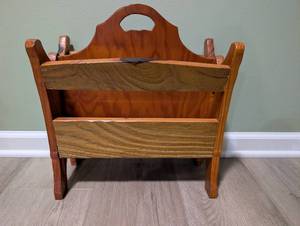 lot 1508 image: Vintage Wood Magazine Caddy with Handle