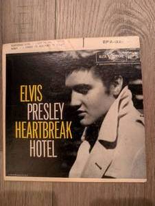 lot 3200 image: Elvis Presley Heartbreak Hotel 45 RPM Single RCA Victor EPA-821