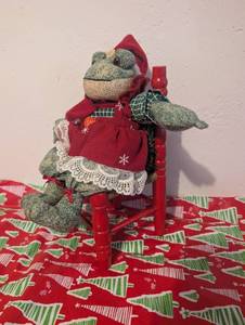 lot 4505 image: Singing Shelf Sitter Frog Doll Red Dress Christmas Decoration  Mini Wooden Chair