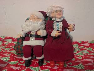 lot 4507 image: Santa &amp Mrs. Claus Animated Sitting Figure Set with Plaid Sofa
