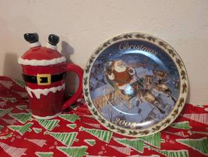 lot 4513 image: Christmas 2003 Plate and Mingle & Jingle Santa Mug with Lid