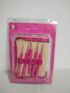 lot 63 image: Boye Ergonomic Crochet Set 10 pc