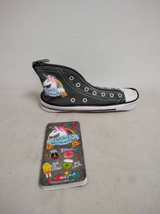 lot 69 image: Neat shoe shaped pouch with accessories