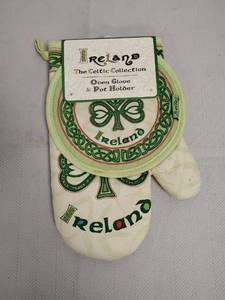 lot 79 image: Ireland The Celtic Collection Oven Glove & Pot Holder
