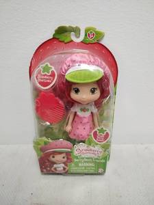 lot 160 image: Strawberry Shortcake Berry Best Friends Scented Doll with Accessories