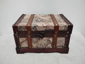 lot 177 image: Via Vee World Classic Decorative Storage Trunk with Map Design
