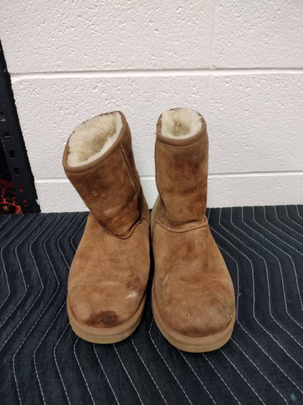 lot 25593 image: UGG Short Boots Suede Sheepskin Lined Size 10