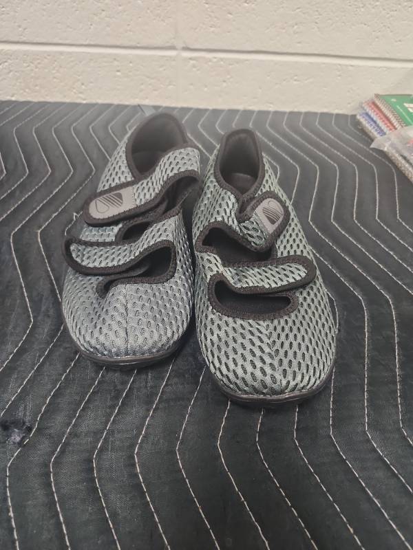 lot 25610 image: Gray Mesh Slip-On Shoe w Velcro Straps (Size L)