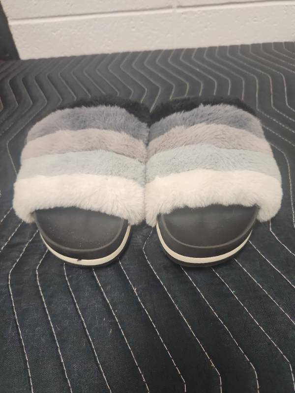 lot 25611 image: Time and Tru Faux Fur Slide Slippers, Size 8