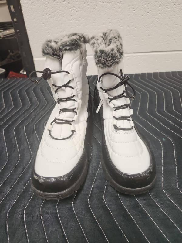 lot 25631 image: Winter Snow Boots White & Black w Faux Fur Collar