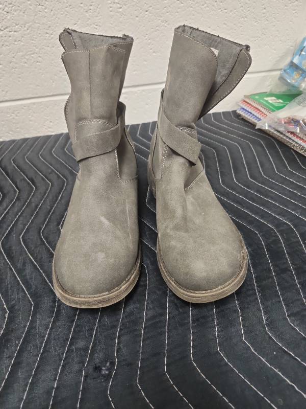 lot 25633 image: Rouletabille Suede Ankle Boots Sz 10 w Decorative Heel