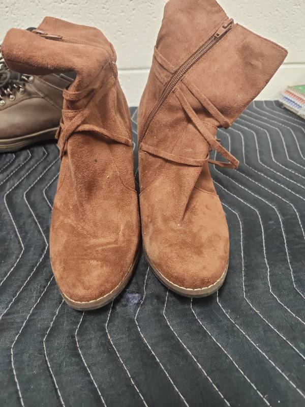 lot 25646 image: Voice Suede Chunky Heel Boots Camel US 9.5M