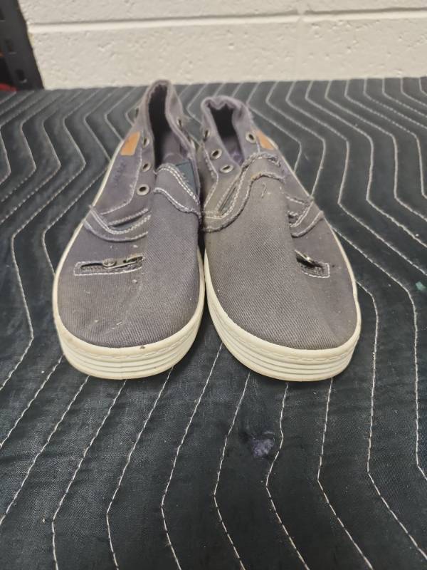 lot 25652 image: Fariachi Canvas Slip-On Sneakers Size 10M Gray