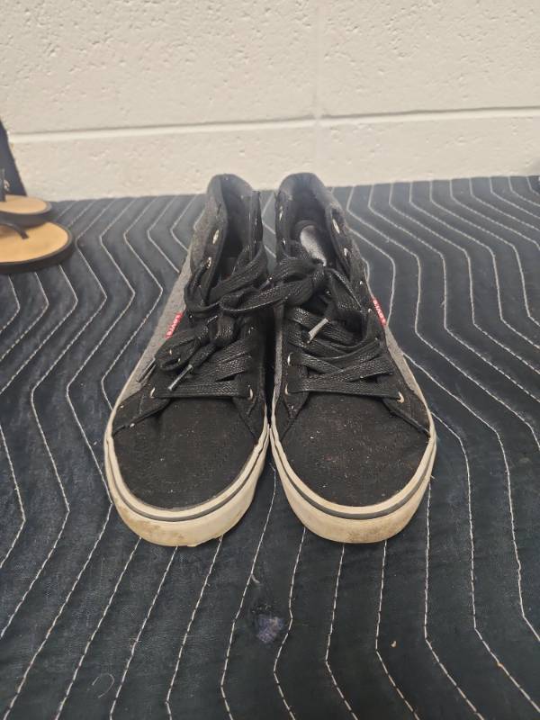 lot 25671 image: Levis Womens Canvas High-Top Sneakers Size 7.5