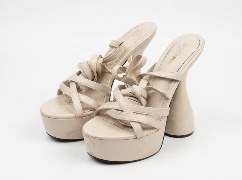 lot 3824 image: FashionNova Julee Platform Heeled Mule Offwhite Size 9