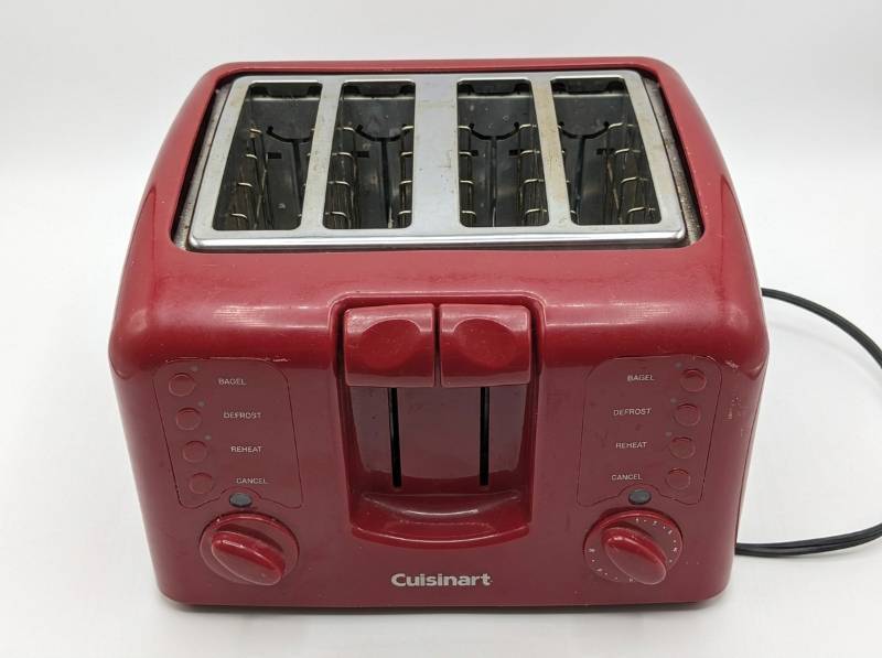 lot 3834 image: Cuisinart 4-Slice Toaster Red