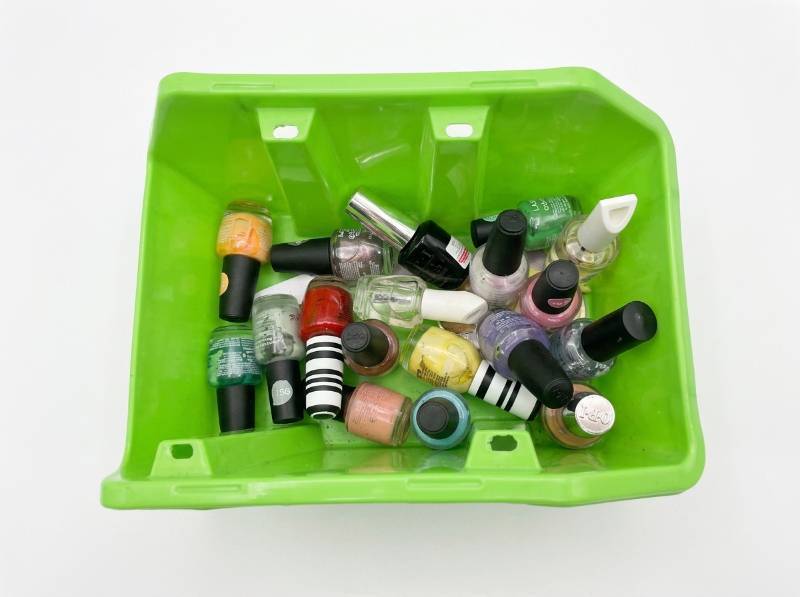 lot 3902 image: Cosmetics & Nail Polish Collection Lot