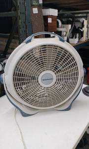 lot 4101 image: WindMachine Box Fan with Carry Handle