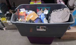 lot 4190 image: Tote of Miscellaneous Small Items