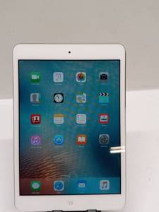 lot 2 image: Apple iPad Model A1432 MD531LLA 12.7GB 9.3.5