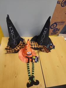 lot 71078 image: Halloween Table Decor Set of 3 - Retail $7