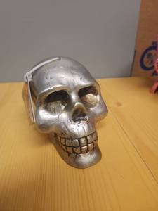 lot 71080 image: Metallic Bleeding Skull Candle  - Retail $5