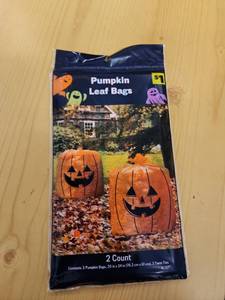 lot 71092 image: Pumpkin Leaf Bags 2 Count 30 in x 24 in (4Pack) - Retail $5