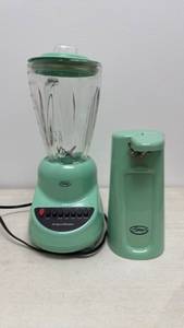 lot 42 image: Vintage looking Ginnys 10 Speed Blender & Tall Can Opener Set