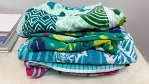 lot 50 image: Lot of 4 Assorted Beach Towels