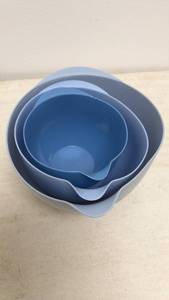 lot 72 image: 3-Piece Nesting Bowls Set with Pouring Spout