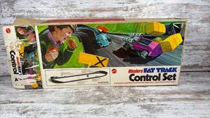 lot 101 image: Mattel Hot Wheels Sizzlers Fat Track Control Set Racing Game