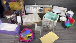 lot 222 image: Rainbow High Playset Furniture & Accessories Lot