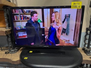 lot 35183 image: Samsung flat-screen TV with remote