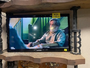 lot 35184 image: Samsung Flatscreen TV with remote