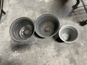 lot 35185 image: Set of 3 plant pots