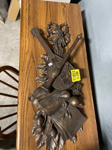 lot 35219 image: Vintage 1971 Syroco musical wall hanging plaque (Model 7236) featuring a lute or mandolin, sheet music, and fruit accents in molded bronze.
