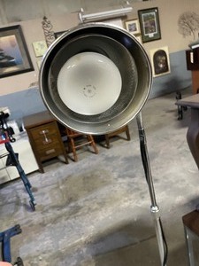 lot 35230 image: Commercial-grade spotlight on metal stand with wheels