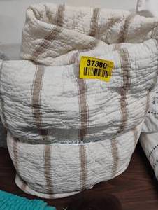 lot 37380 image: QUEEN COMFORTER SET WITH 2 PILLOWS