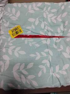 lot 37382 image: FULLQUEEN COMFORTER AND SKIRT