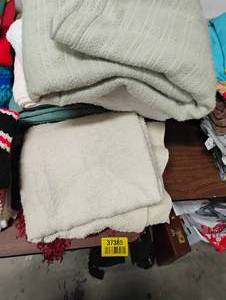 lot 37385 image: LARGE QUILTS
