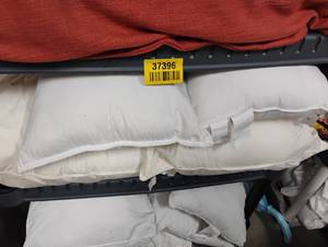 lot 37396 image: MEDIUM FURNITURE DECORATIVE PILLOWS