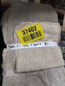 lot 37402 image: ASORTED HAND BATH TOWELS
