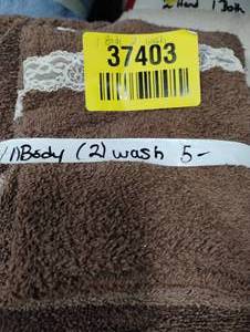 lot 37403 image: ASORTED WASH CLOTHS AND BATH TOWELS