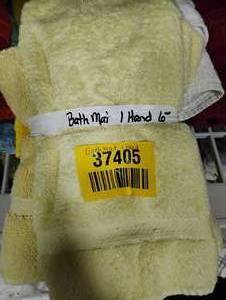 lot 37405 image: BATH MAT WITH MATCHING HAND TOWEL