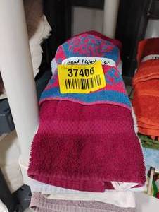 lot 37406 image: ASORTED HAND AND BATH TOWELS