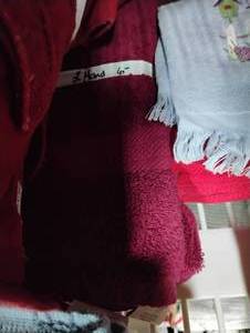 lot 37409 image: ASORTED HAND TOWELS AND WASH CLOTHS
