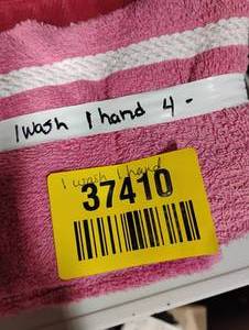 lot 37410 image: SET OF ONE HAND TOWEL AND ONE WASH CLOTH