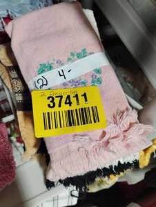 lot 37411 image: ASORTED SMALL BATH HAND TOWELS